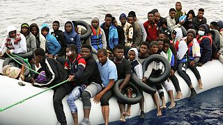 A menekülőkkel túlzsúfolt gumicsónakok egyike a Földközi-tengeren
