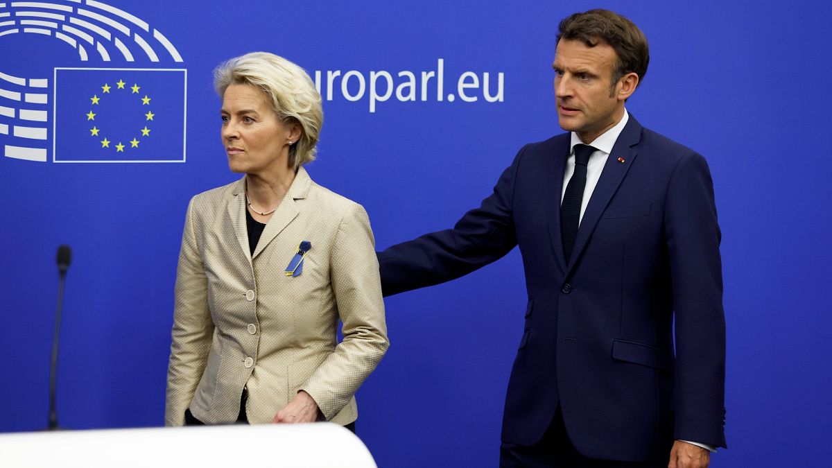 Le président français, Emmanuel Macron, et la présidente de la Commission, Ursula von der Leyen, au Parlement européen à Strasbourg le 9 mai 2022