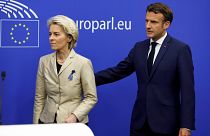 Le président français, Emmanuel Macron, et la présidente de la Commission, Ursula von der Leyen, au Parlement européen à Strasbourg le 9 mai 2022