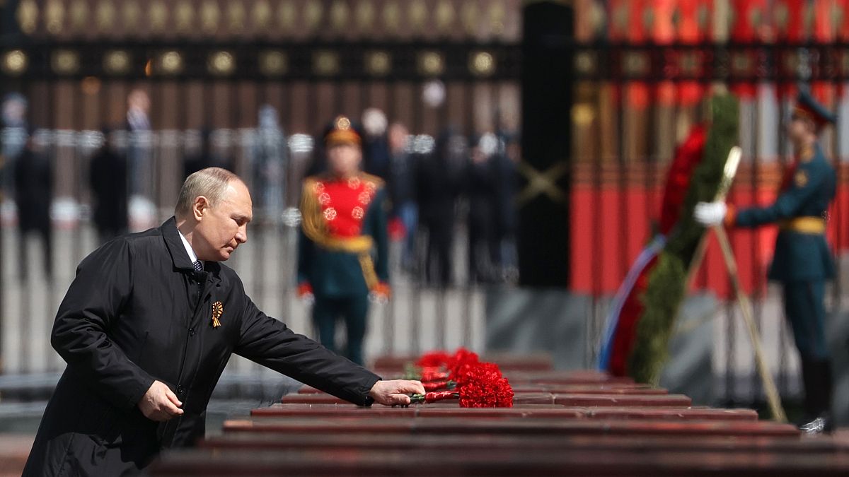 Der russische Präsident Wladimir Putin legt Blumen nieder