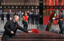 Der russische Präsident Wladimir Putin legt Blumen nieder