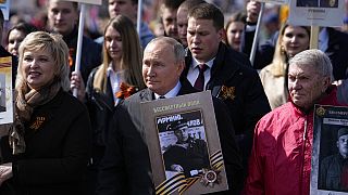 El presidente ruso Vladímir Putin asiste a la marcha del Regimiento Inmortal en la Plaza Roja