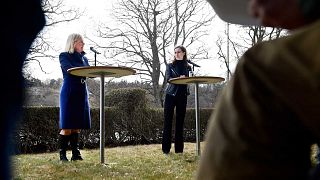 تعقد رئيسة الوزراء السويدية ماجدالينا أندرسون، إلى اليسار، ورئيسة الوزراء الفنلندية سانا مارين مؤتمرا صحفيا قبل اجتماع حول امكانية الانضمام إلى الناتو، السويد، 13 أبريل 2022