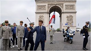 الرئيس الفرنسي إيمانويل ماكرون يصل إلى قوس النصر لإحياء الذكرى الـ 77 لانتهاء الحرب العالمية الثانية الأحد 08/05/2022