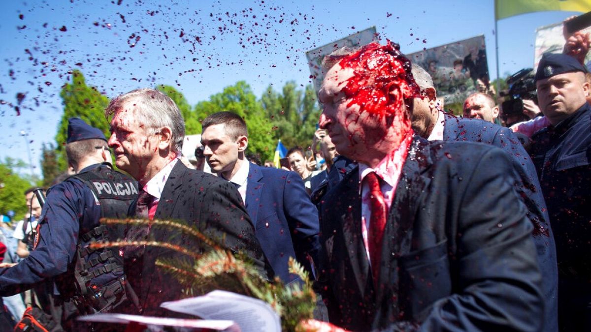 Vörös festék csattan a varsói orosz nagykövet arcán