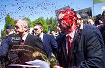 Vörös festék csattan a varsói orosz nagykövet arcán