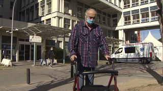 Eduardo Lozano pasea con su andador cerca del hospital en el que ya ha conseguido el alta hospitalaria