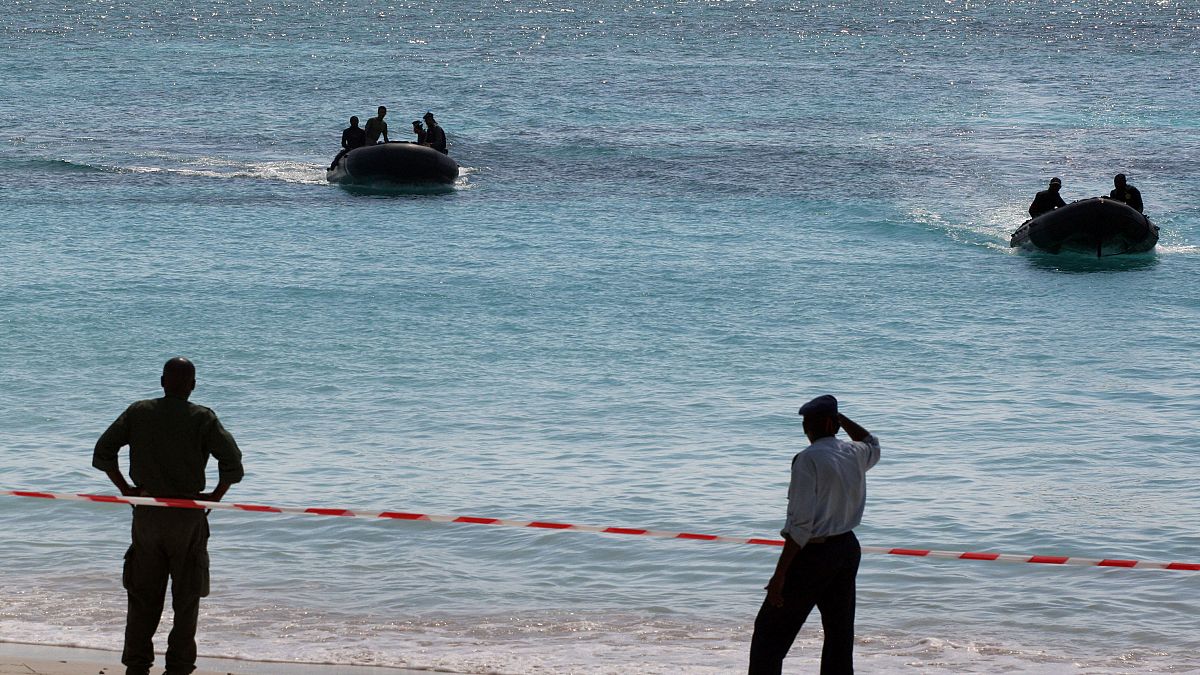 Divers return from a search mission for survivors of Yemenia Flight 626 in July 2009.