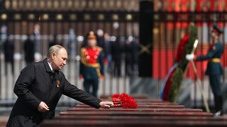 الرئيس الروسي فلاديمير بوتين واضعاً إكليلاً من الزهور على ضريح الجندي المجهول في موسكو 