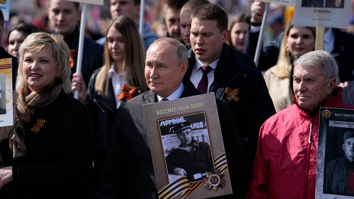 الرئيس الروسي فلاديمير بوتين، يحضر مسيرة "فوج الخالدين" بمناسبة الذكرى الـ 77 لنهاية الحرب العالمية الثانية، موسكو، روسيا، الاثنين 9 مايو 2022