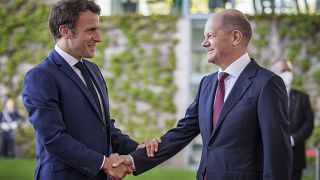 Le chancelier allemand Olaf Scholz, accueillant le président français Emmanuel Macron à Berlin, en Allemagne, lundi 9 mai 2022.