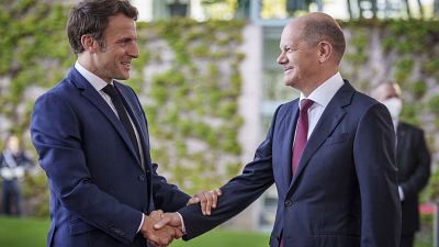 Le chancelier allemand Olaf Scholz, accueillant le président français Emmanuel Macron à Berlin, en Allemagne, lundi 9 mai 2022.