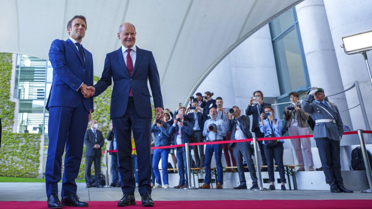 Emmanuel Macron junto a Olaf Scholz en Berlín