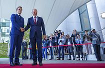 Emmanuel Macron junto a Olaf Scholz en Berlín
