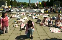 الأوكرانيون ينظمون احتجاجاً في يوم النصر الروسي