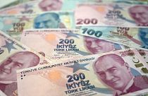صورة تم التقاطها في 7 ديسمبر 2021 في اسطنبول تظهر الأوراق النقدية بالليرة التركية