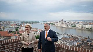 A Miniszterelnöki Sajtóiroda által közreadott képen Orbán Viktor miniszterelnök fogadja Ursula von der Leyent, az Európai Bizottság elnökét a Karmelita kolostorban, 2022.05.09