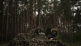 Ukrainischer Soldat an der Front in der Nähe von Charkiw