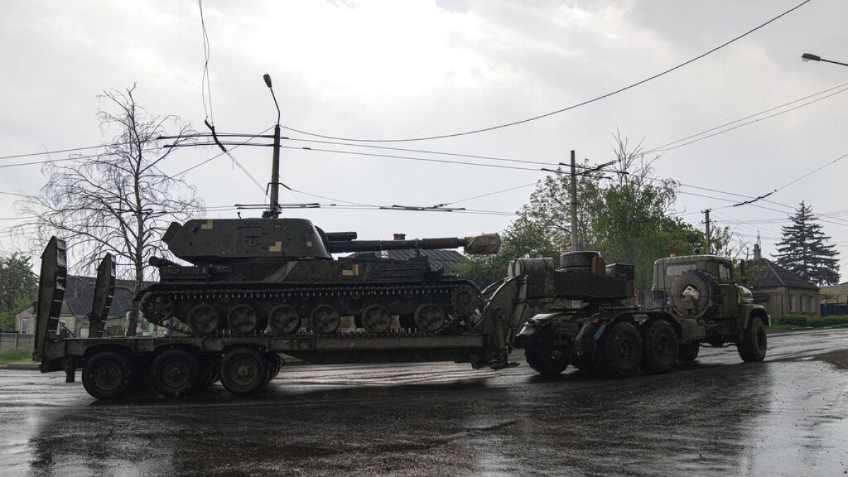 Orosz katonai jármű visz egy tankot (illusztráció)