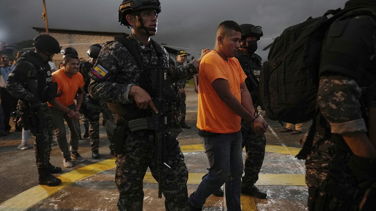 Polizia e carcerati in Ecuador