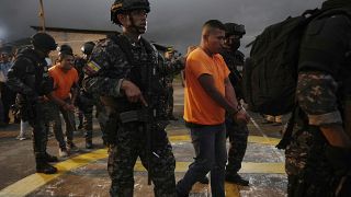 Cabecillas de bandas que operaban dentro de la cárcel son trasladados a otras cárceles después del mortal motín que estalló durante la noche en Santo Domingo de los Tsachilas.