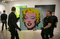 Andy Warhol "A Shot Sage Blue Marilyn" című alkotása a Christie's New York-i bemutatótermében, 2022. május 8-án