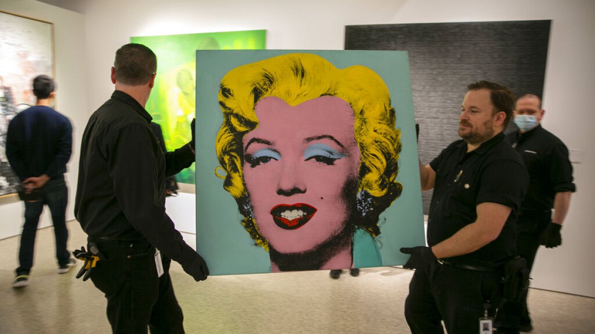 Andy Warhol'un Marilyn Monroe'ya ait "Shot Sage Blue Marilyn" adlı portresi Christie's de açık arttırmayla satıldı 