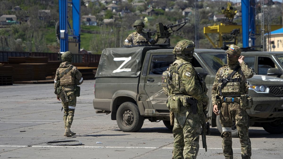 Orosz katonák gyülekeznek a délkelet-ukrajnai Mariupol kikötőjében