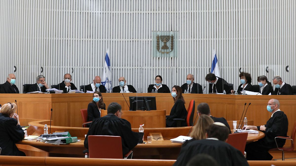صورة أرشيفية لقضاة وموظفون في المحكمة العليا الإسرائيلية بالقدس خلال جلسة عُقدت في 4 مايو 2020.