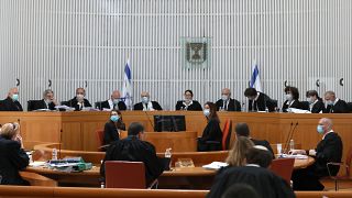 صورة أرشيفية لقضاة وموظفون في المحكمة العليا الإسرائيلية بالقدس خلال جلسة عُقدت في 4 مايو 2020.