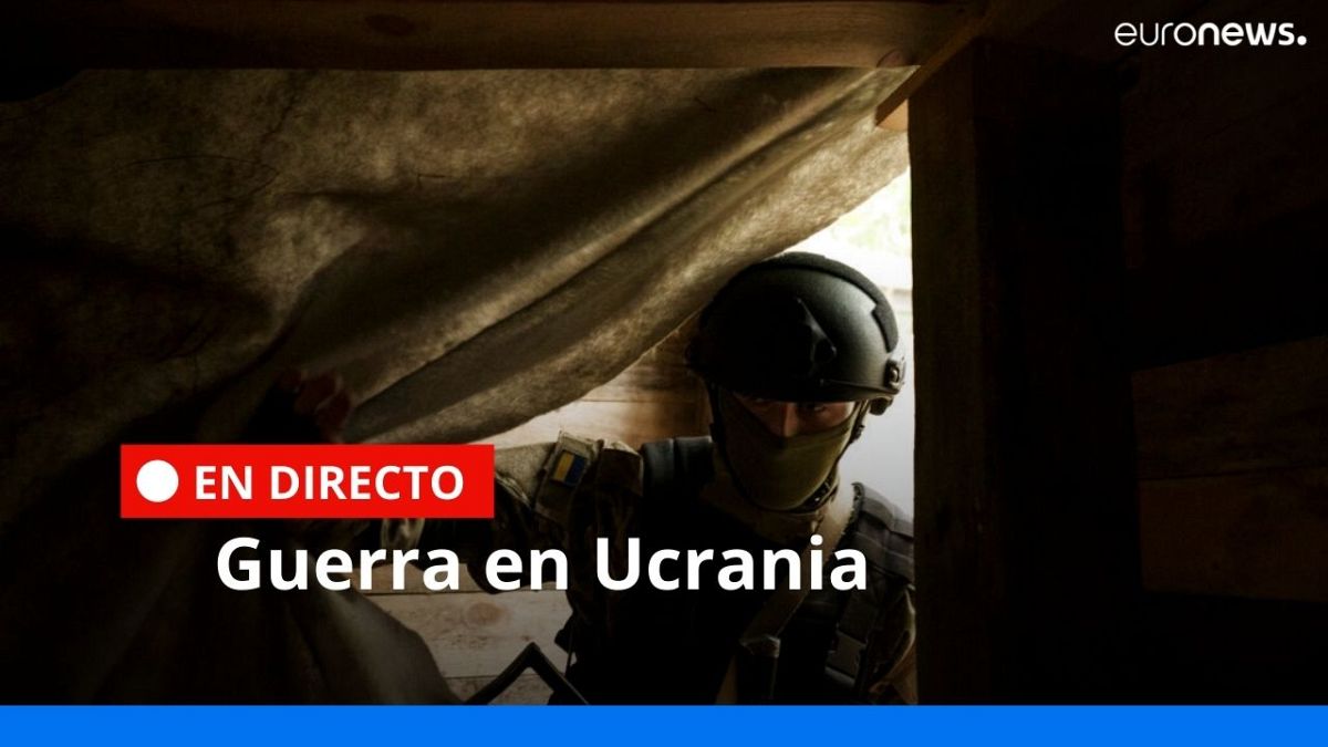 Un soldado de la Guardia Nacional de Ucrania entra en un refugio subterráneo en Járkov