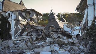 Orosz rakétatámadásokban rommá vált szálloda maradványai Odesszában