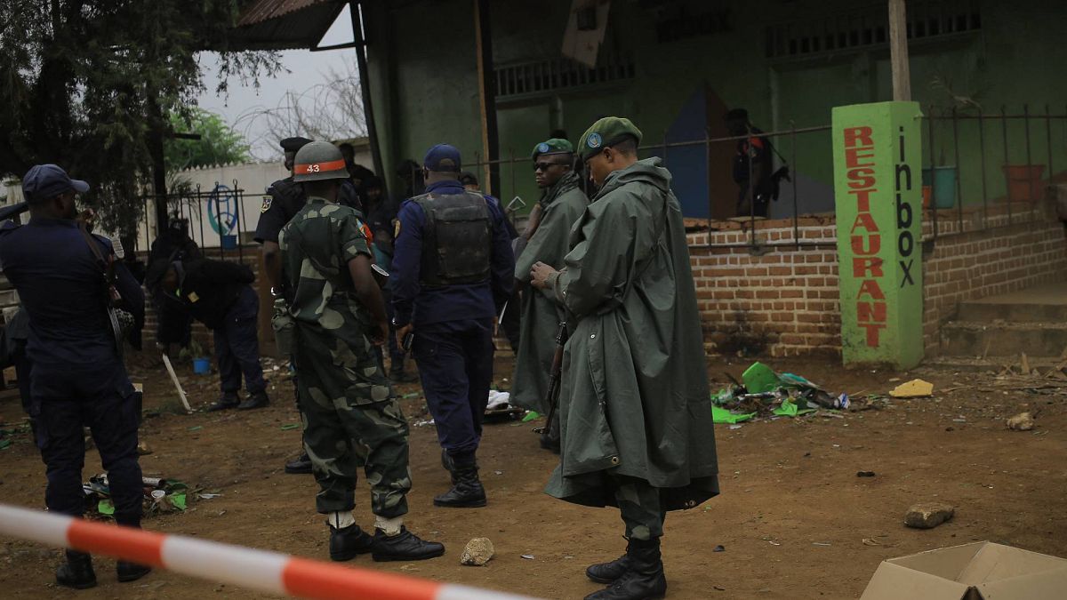 رجال شرطة كونغوليون يتجمعون في مكان هجوم في بيني، الكونغو، 26 ديسمبر 2021.