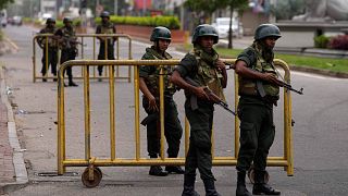 جنود الجيش السريلانكي يحرسون نقطة تفتيش خارج مقر إقامة رئيس الوزراء بعد يوم من الاشتباكات بين مؤيدي الحكومة والمتظاهرين المناهضين للحكومة في كولومبو، سريلانكا، 10 مايو 2022