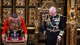 Kraliçe II. Elizabeth'in 3 bin pırlanta ile bezeli tacı parlamentonun açılış konuşması için yerleştirildi