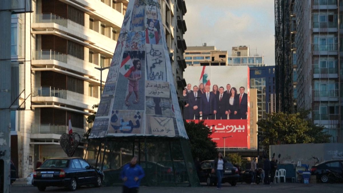Cartellone politico a Beirut