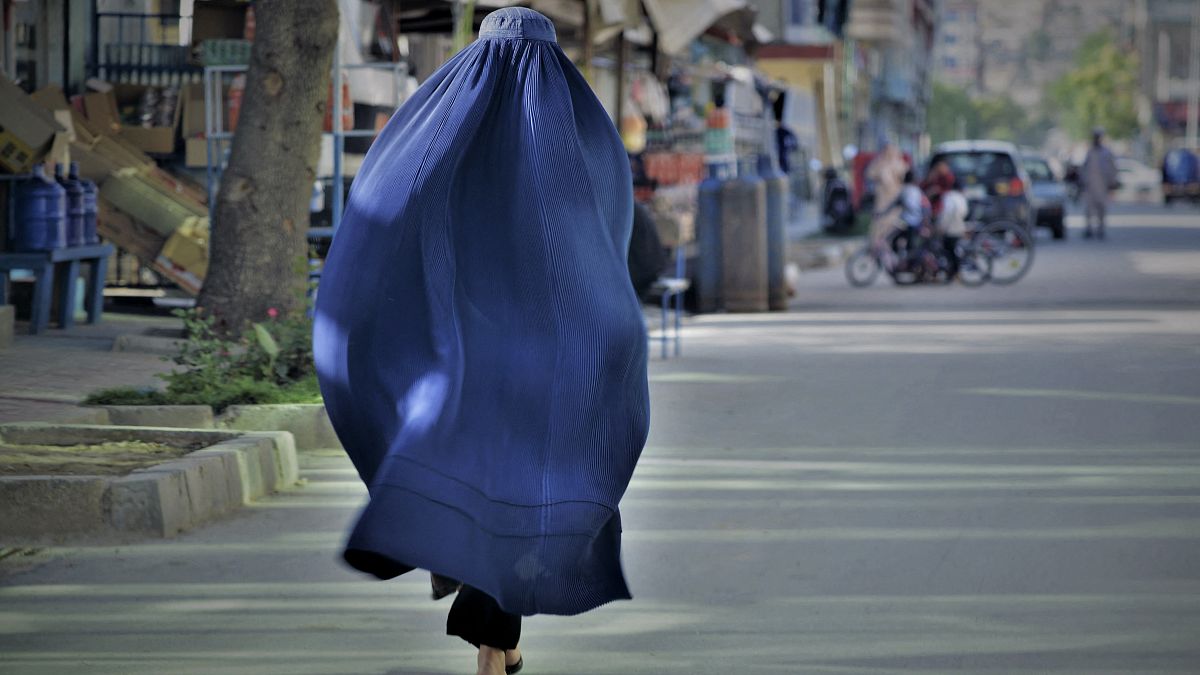 Eine Frau in Kabul trägt eine Burqa