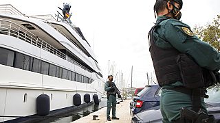 Polizisten bewachen eine Yacht des Oligarchen Wiktor Wekselberg in Palma de Mallorca, 4. April 2022