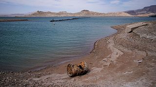 بشکه فلزی زنگ‌زده در کنار دریاچه خشک‌شده مید