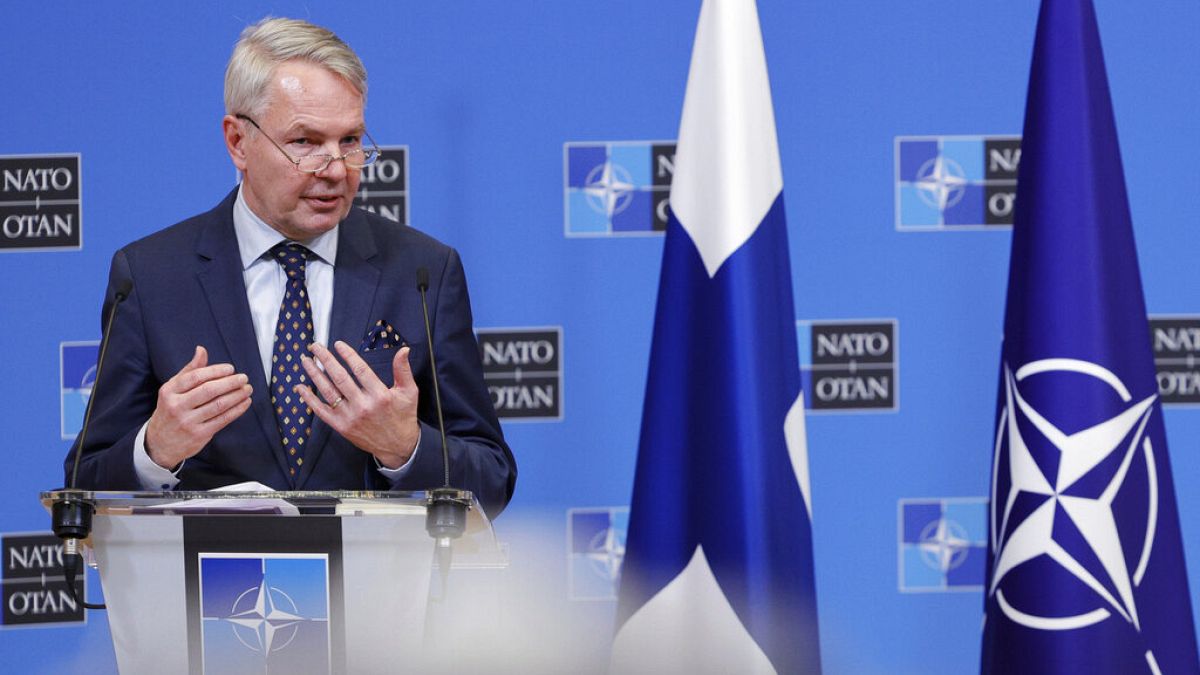 Ο υπουργός Εξωτερικών της Φινλανδίας με φόντο τη σημαία της χώρας του και του ΝΑΤΟ