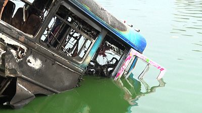 Автобус, сброшенный в озеро в ходе протестов в Коломбо, Шри-Ланка