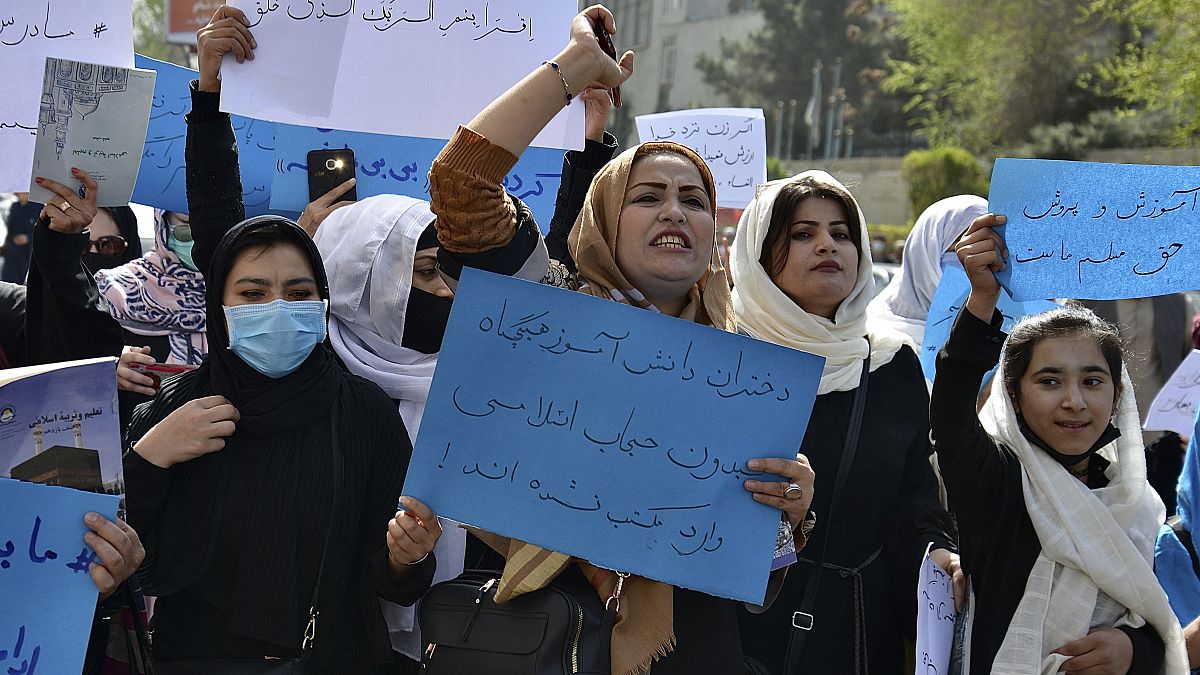 نساء  أفغانيات يشاركن في احتجاج أمام وزارة التربية والتعليم في كابول في 26 مارس/أذار 2022، للمطالبة بإعادة فتح المدارس الثانوية للفتيات.
