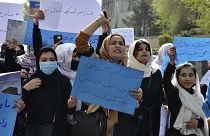نساء  أفغانيات يشاركن في احتجاج أمام وزارة التربية والتعليم في كابول في 26 مارس/أذار 2022، للمطالبة بإعادة فتح المدارس الثانوية للفتيات.