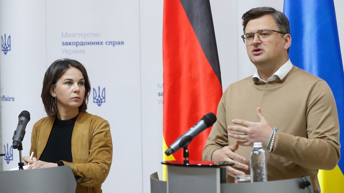 Le ministre ukrainien des Affaires étrangères, Dmytro Kuleba, et la ministre allemande des Affaires étrangères, Annalena Baerbock