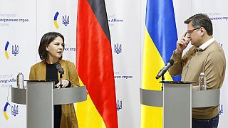 Η υπουργός Εξωτερικών της Γερμανίας Αναλένα Μπέρμποκ με τον Ουκρανό ομόλογό της Ντμίτρο Κούλεμπα στο Κίεβο