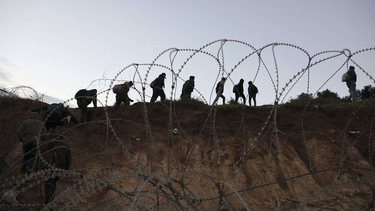عمال فلسطينيون يعبرون بشكل غير قانوني إلى إسرائيل للوصول إلى أماكن عملهم بالقرب من نقطة التفتيش الإسرائيلية في ميتار، 17 فبراير 2021 