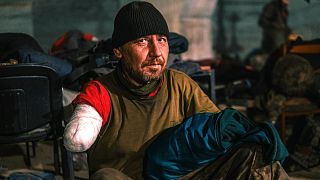 جندي من كتيبة آزوف بترت ذراعه (في مصنع آزوفستال في مدينة ماريوبول الأوكرانية)