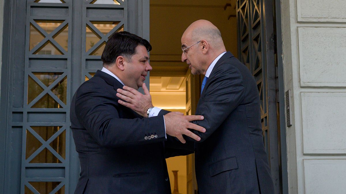 Ο υπουργός Εξωτερικών Νίκος Δένδιας υποδέχεται τον νέο πρέσβη των ΗΠΑ στην Ελλάδα, Τζόρτζ Τσούνη, κατά την διάρκεια της συνάντησης τους στο υπουργείο