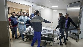 Orvosok és újságírók Sirín Abu Akla holtteste mellett a dzsenini kórházban