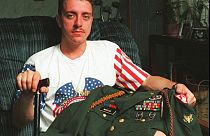 Körfez Savaşı'nda zehirli maddelere maruz kalması sebebiyle çeşitli rahatsızlıklar geçirdiğini belirten askerlerden Brian Martin'in 1996'da çekilmiş fotoğrafı